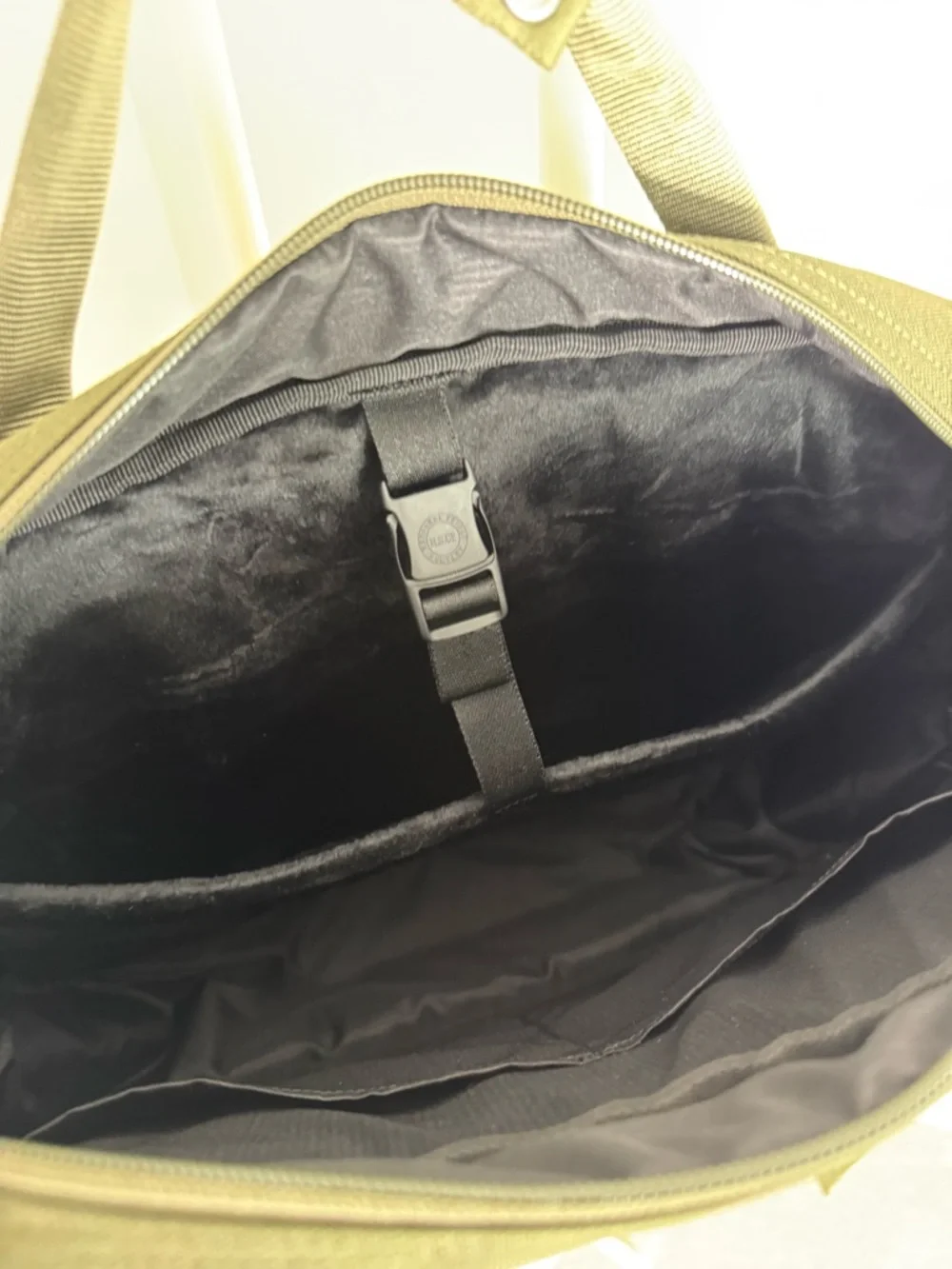 Herschel 18L - Olive Green - Messenger Travel Bag - Picture 11 of 13